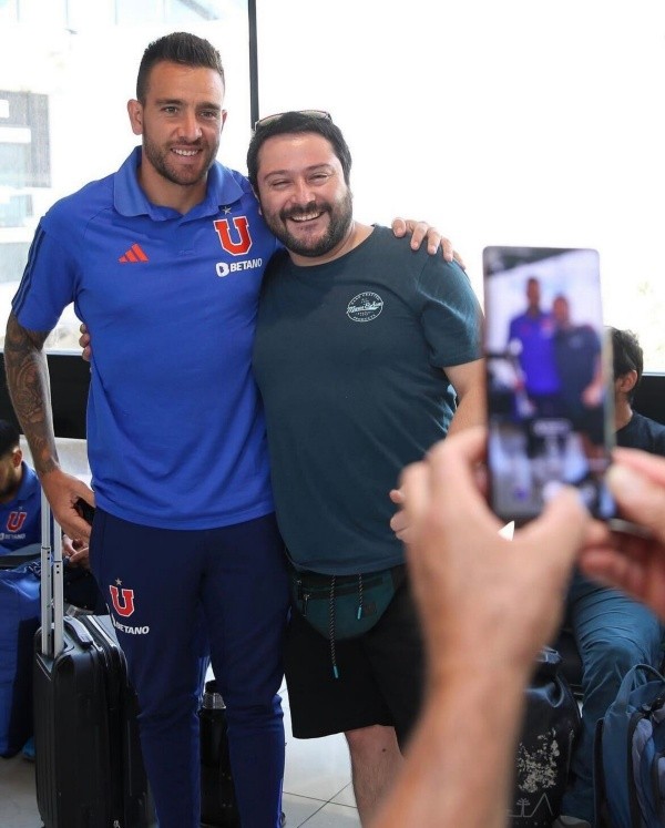 Matías Zaldivia y un hincha de la U ríen tímidamente al sacarse una foto. Poco a poco lo van aceptando. | Foto: Universidad de Chile