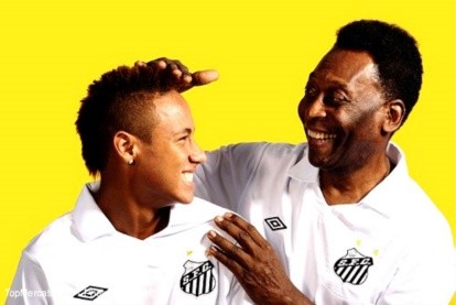 Neymar al igual que Pelé dio sus primeros pasos en el Santos de Brasil. Foto: Archivo.
