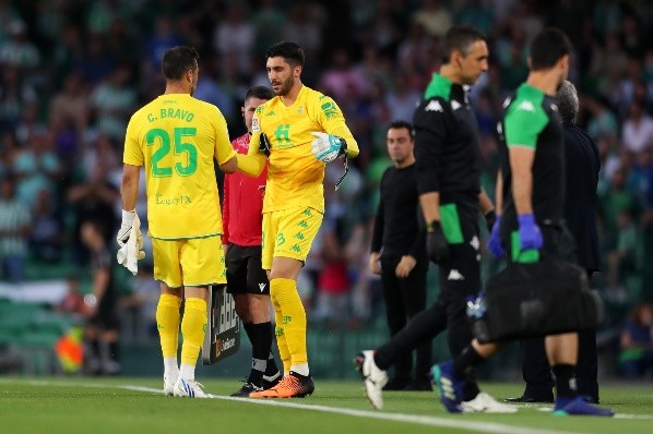 Bravo y Silva comparten la portería del Betis, y en el inicio de la defensa del título de la Copa del Rey atajará el chileno. | Foto: Getty