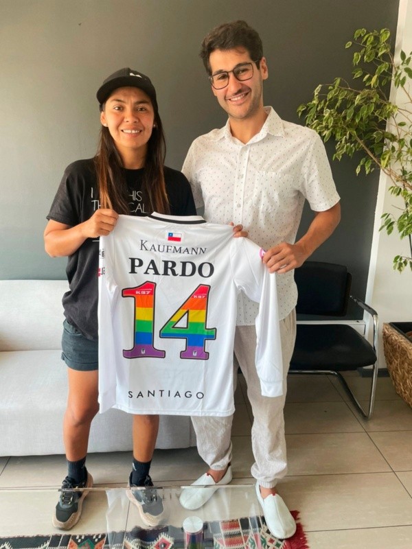 Pardo ya firmó su renovación y posó con el presidente del Chago, Sebastián Nasur. (Santiago Morning)