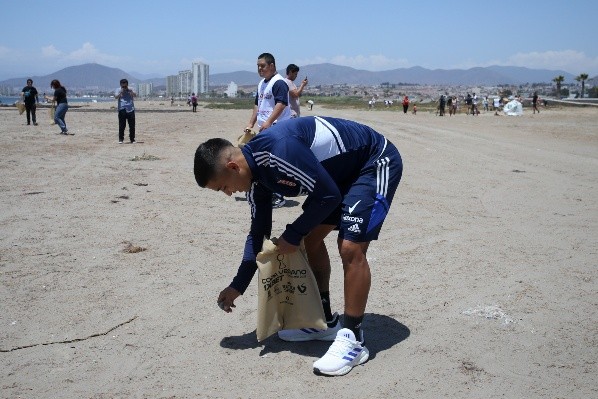 Nico Guerra y Bruno Cabrera unieron fuerzas con BetterSport y niños con síndrome de down para limpiar la basura de playa coquimbana. (Fotos: Agencia VS y U. de Chile)