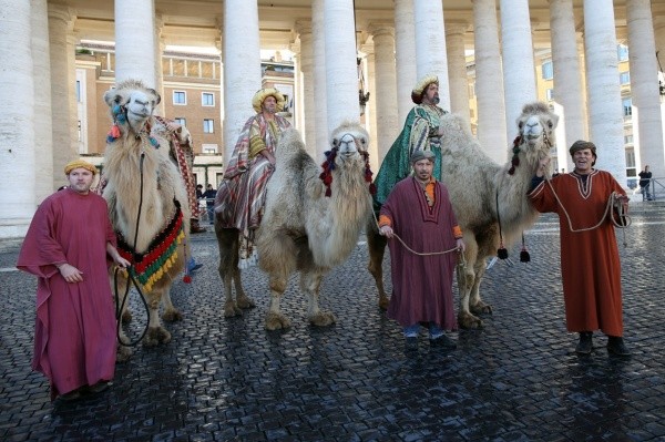 Fieles vestidos como los tres Reyes Magos | Foto: Getty Images