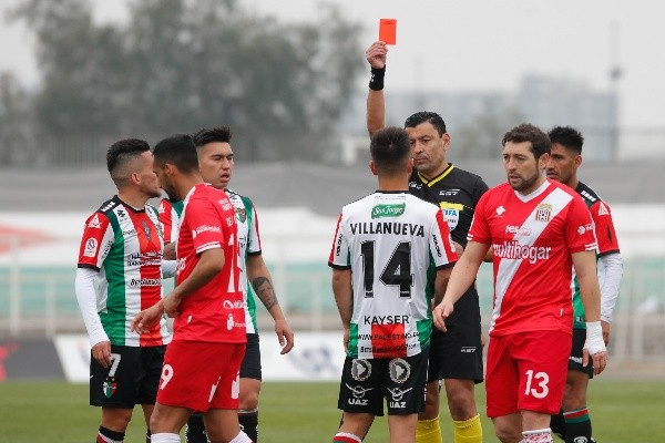 Tobar le sacó tarjeta roja a 14 árbitros del fútbol chileno. | Foto: Agencia Uno