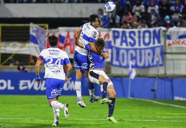 La UC y Talleres se enfrentaron en la Copa Libertadores 2022, y ahora jugarían un amistoso que finalmente fue suspendido. | Foto: Agencia Uno