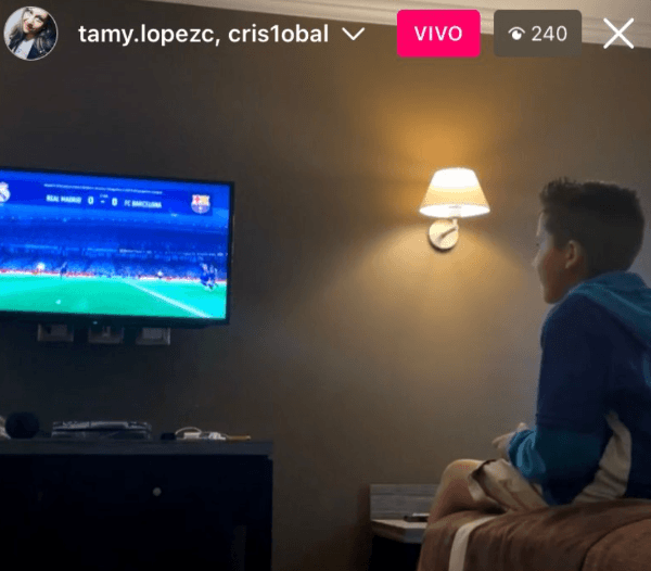 Juan Pablo Pincheira juega PlayStation con Cristóbal Campos. (Captura Instagram).