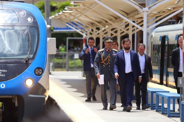 Presidente Boric llega a Estación Limache para entregar anuncios sobre el proyecto Tren Santiago-Limache. (Agencia Uno)