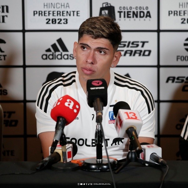 Carlos Palacios apareció con la 7 en su presentación en Colo Colo. Foto: Comunicaciones Colo Colo.