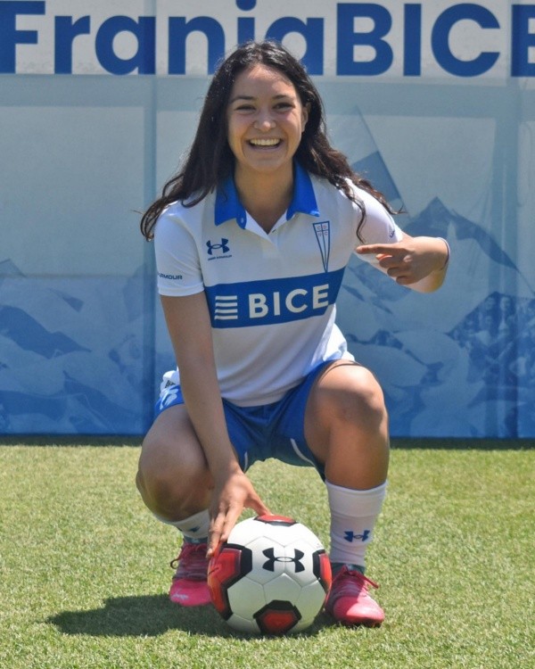Thiare Parraguez aún no es presentada en el estadio tal como ya hicieron con Emilia Pastrián. (Cruzados)