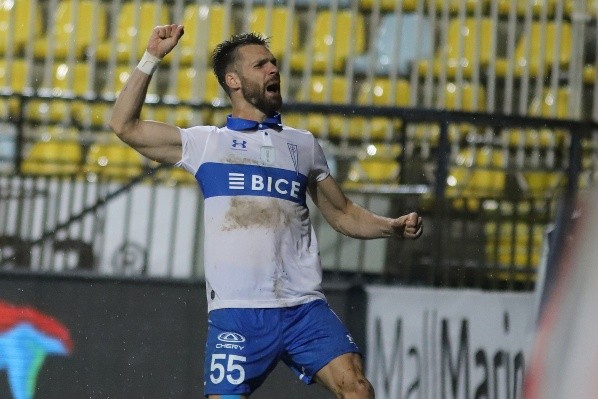 Gary Kagelmacher festeja el único gol que convirtió en Universidad Católica: fue en el empate 1-1 frente a Everton de Viña del Mar en el Campeonato Nacional 2022. (Agencia Uno).
