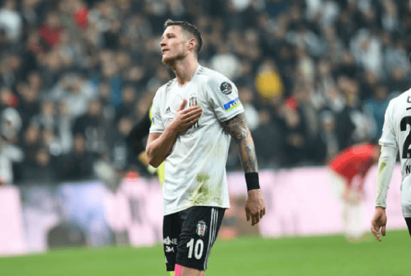 Wout Weghorst marcó un gol ante el Kasimpasa el 7 de enero y tuvo esta reacción que suena a despedida. (Getty Images 2023).