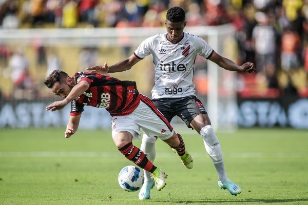 Abner Vinícius intenta quitarle el balón a Everton Ribeiro en la final de la Copa Libertadores 2022 que Flamengo le ganó a Athletico Paranaense. (Conmebol Media Center)