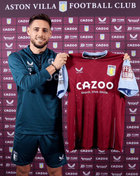 Alex Moreno posa con la camiseta del Aston Villa. Usará el “15”. (Captura).