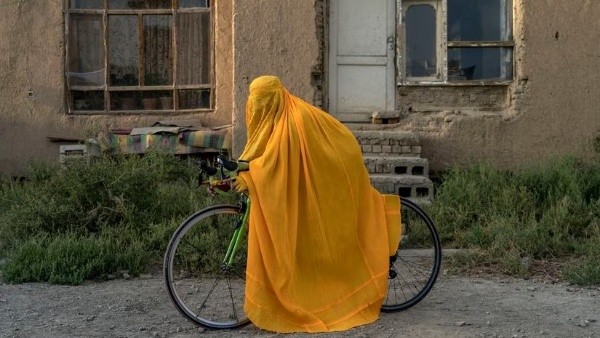 Mujer en bicicleta en Afganistán | Foto: Ebrahim Noroozi