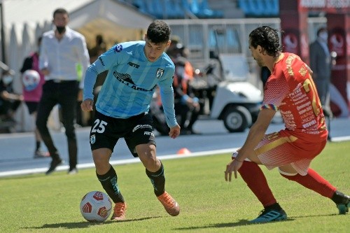 Alexander Oroz en acción con la camiseta de Deportes Iquique. (Agencia Uno).