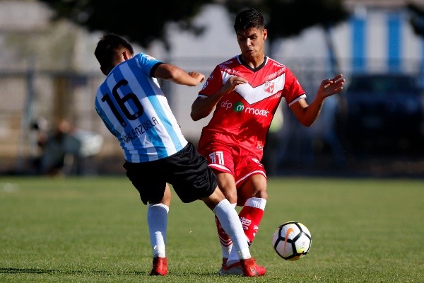 Erick Wiemberg en acción por Deportes Valdivia ante Magallanes. (Agencia Uno).