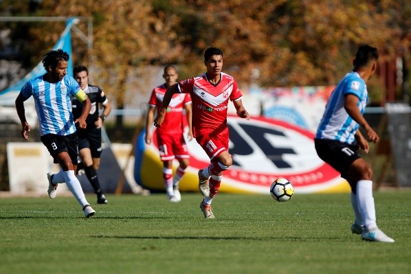 Erick Wiemberg conduce el balón y de cerca lo mira Nicolás Núñez, entonces capitán y hoy DT de Magallanes. (Agencia Uno).
