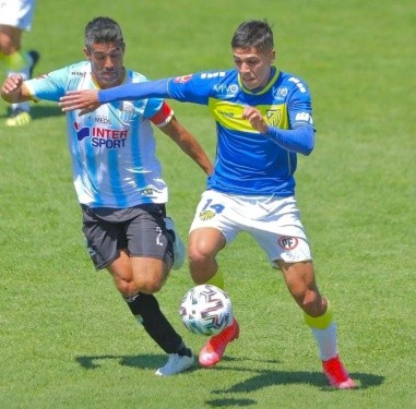 Pedro Navarro en acción ante Braulio Leal en el partido que jugó ante Magallanes por Barnechea. (Captura Instagram).