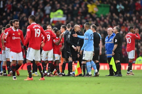 El reclamo de Pep Guardiola a Stuart Attwell, el árbitro del derbi de Manchester que ganó el United. (Getty Images 2023).