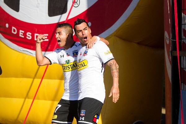 Felipe Flores y Esteban Paredes celebran un gol de Colo Colo. (Agencia Uno).