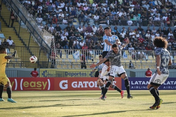 La acción del gol de Felipe Flores a Colo Colo que Ramiro González protestó. (Agencia Uno).