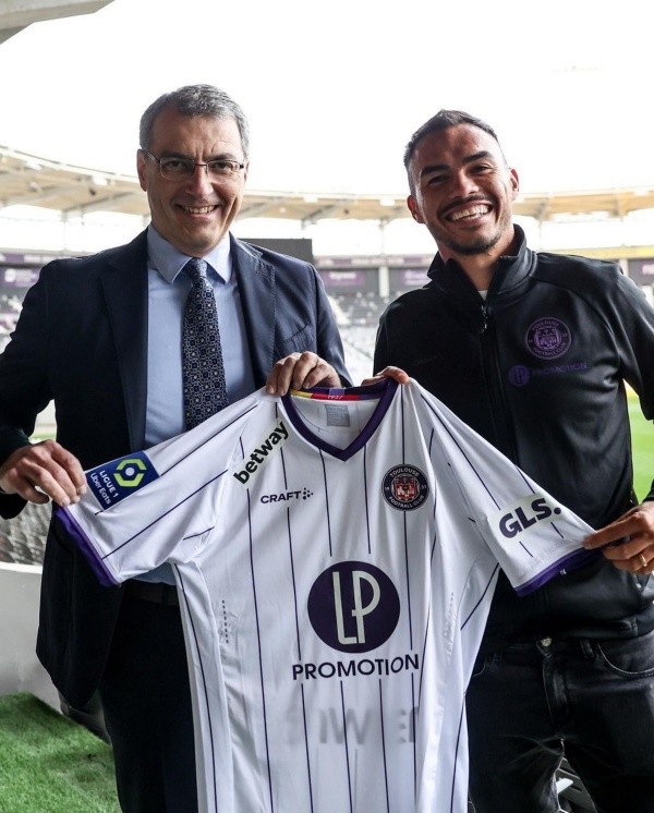 Suazo luce su nueva camiseta en Francia