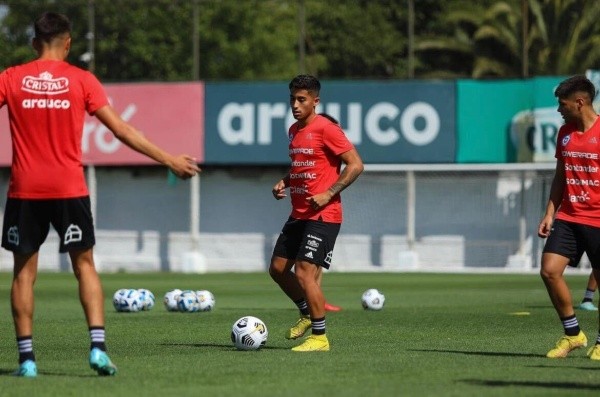 Lucas Assadi vivió el último entrenamiento de la Roja Sub 20 durante la mañana del domingo y tras eso partieron a Colombia para jugar el Sudamericano. | Foto: Instagram