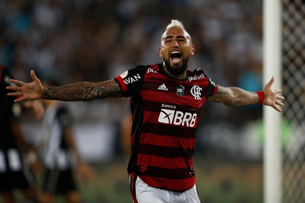 Vidal llegó como estrella hace algunos meses al Flamengo, pero todavía no logra ganarse una camiseta de titular inamovible en Brasil. | Foto: Getty Images.