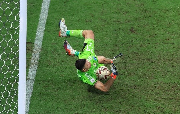 Dibu Martínez tapando un penal en la final contra Francia (Getty)