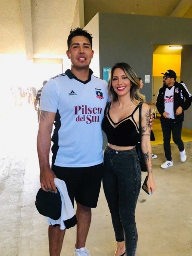 Renata Almada con un hincha de Colo Colo en el estadio Sausalito. (Cedida).