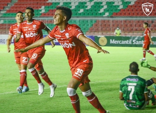 Eduardo Álvarez festeja uno de los dos goles que convirtió con el Royal Pari en 2022.