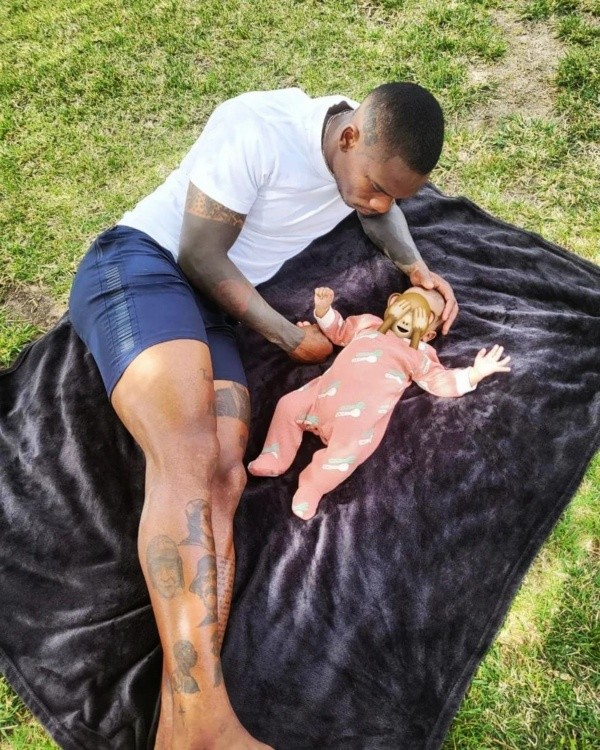 Los tatuajes de Castillo en su pierna derecha: el Chavo, Don Ramón y Quico.