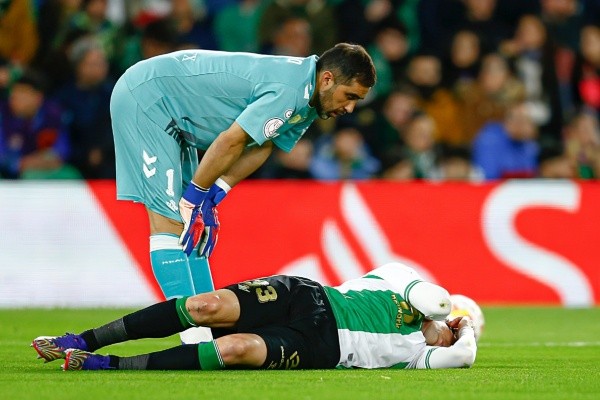 Claudio Bravo tuvo un miércoles amargo con eliminación del Betis en la Copa del Rey. El Chiringuito estalla con segundo gol de Osasuna. (Foto: Getty Images)