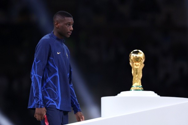 Randal Kolo Muani solo pudo mirar de cerca la Copa del Mundo, pero no levantarla. | Foto: Getty