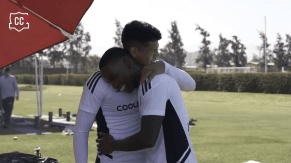 El afectuoso abrazo entre Esteban Pavez y Fabián Castillo, el refuerzo colombiano que presentó Colo Colo este 18 de enero. (Captura).