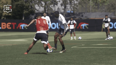 Fabián Castillo pisa la pelota ante la marca de Bruno Gutiérrez. (Captura).