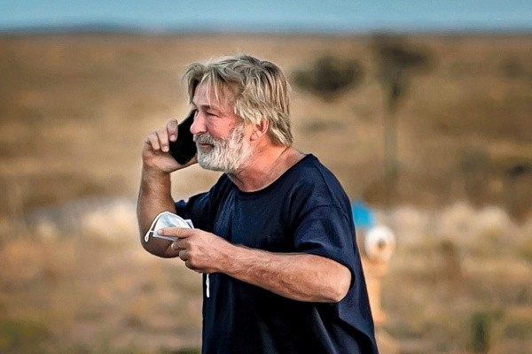 El cargo por el que Alec Baldwin será doblemente procesado.(Foto: Archivo)