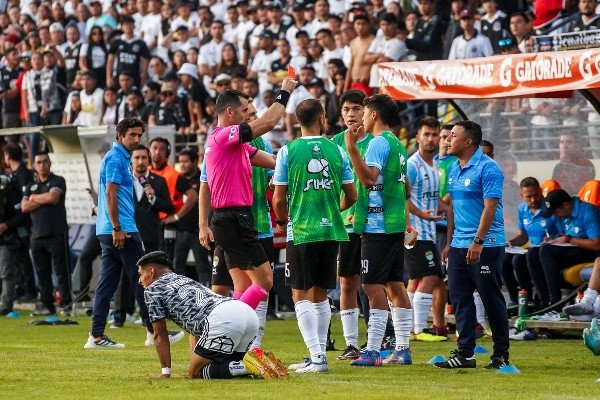 Fernando Véjar expulsó a Leonardo Gil y al preparador físico de Magallanes. Foto: Guille Salazar, RedGol.