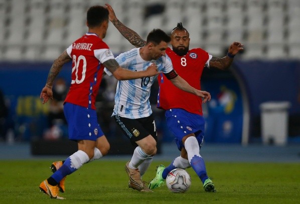 Charles Aránguiz y Arturo Vidal han sido compañeros de mil batallas en la selección chilena. | Foto: Getty Images.