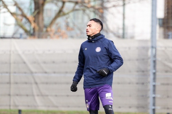 Gabriel Suazo trabaja con todo para poder debutar pronto en el Toulouse. Foto: Comunicaciones Toulouse.