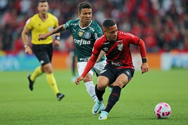 Vitor Roque en acción ante el Palmeiras. (Getty Images 2022).
