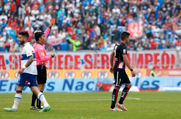 Pavez recibió seis fechas de castigo por su escupo a Marco Medel. | Foto: Agencia UNO.