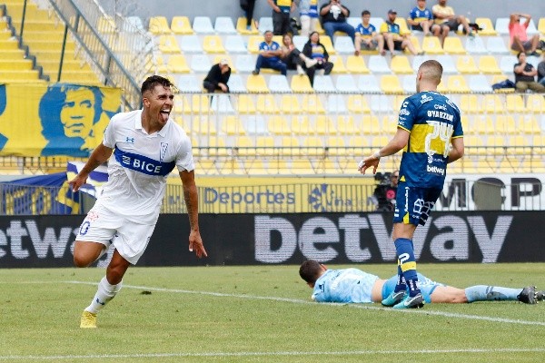 César Pinares festeja el gol que le anotó a Everton. (Agencia Uno).