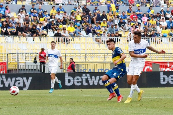 César Pinares anotó así el segundo gol de la UC ante Everton. (Agencia Uno).