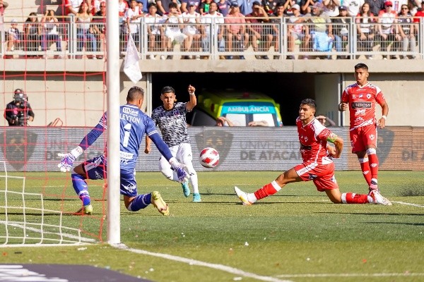 Así anotó Jordhy Thompson su primer gol con la camiseta de Colo Colo. Foto: Guille Salazar, RedGol.