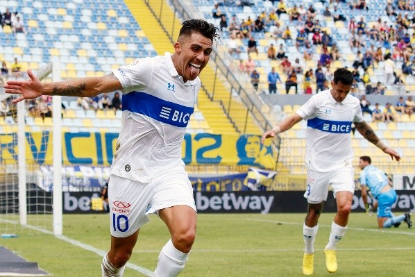 César Pinares festeja el gol que le convirtió a Everton en el triunfo de la UC. (Agencia Uno).