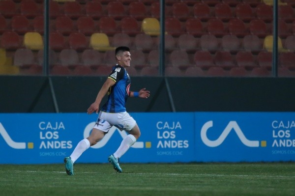 Claudio Torres celebra uno de los goles que anotó en Huachipato. (Agencia Uno).