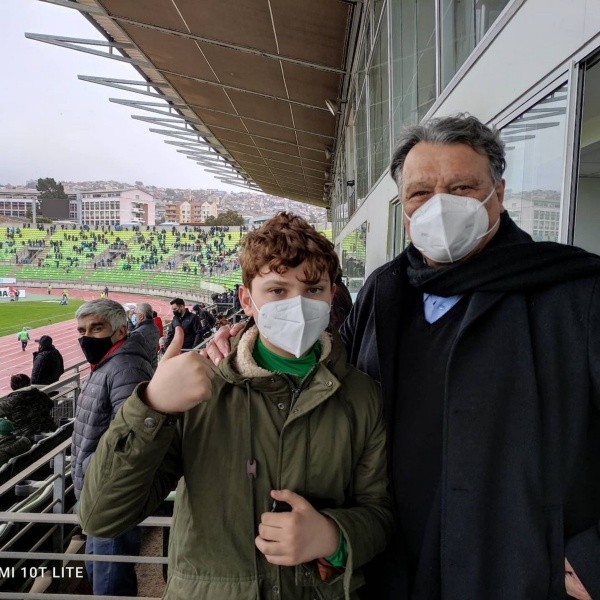 Elías Figueroa junto a su nieto Elías viendo a Wanderers en el estadio que lleva su nombre