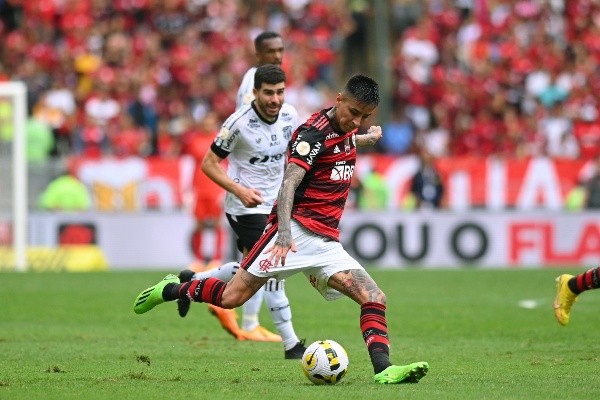 RIO DE JANEIRO, BRAZIL - SEPTEMBER 04: Erick Pulgar of Flamengo kicks the ball during a match between Flamengo and Ceara as part of Brasileirao 2022 at Maracana Stadium on September 4, 2022 in Rio de Janeiro, Brazil. (Photo by Andre Borges/Getty Images )-Not Released (NR)