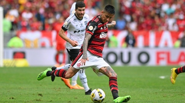 Erick Pulgar quiere aprovechar el vacío que quedó con la salida de Joao Gomes en el Flamengo. Foto: Comunicaciones Flamengo.