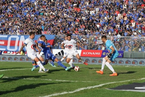 El gol de Federico Mateos en la derrota de la U ante Huachipato. (Agencia Uno).